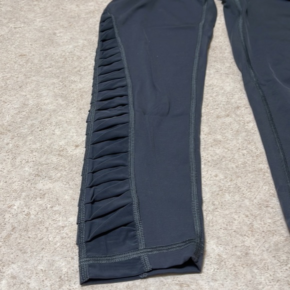 VICTORIA SPORT TOTAL KNOCKOUT SHORT GRAY LASER CUT CAPRI LENGTH LEGGINGS - Picture 5 of 11